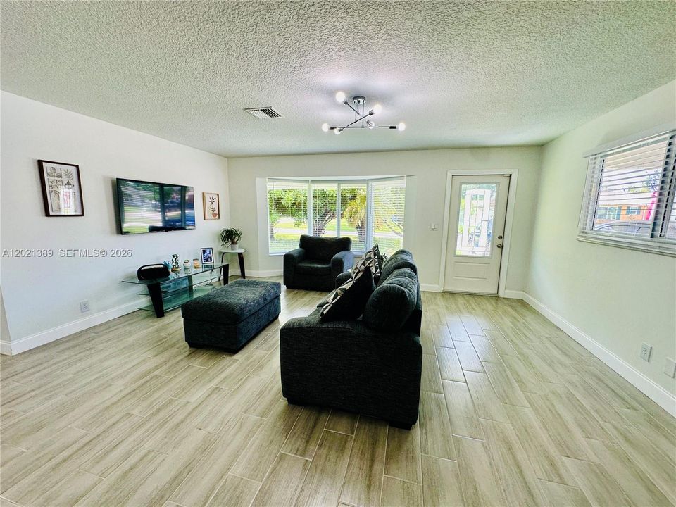 For Sale: $477,500 (3 beds, 2 baths, 1307 Square Feet)