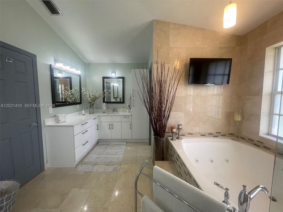 For Sale: $1,400,000 (5 beds, 3 baths, 3304 Square Feet)