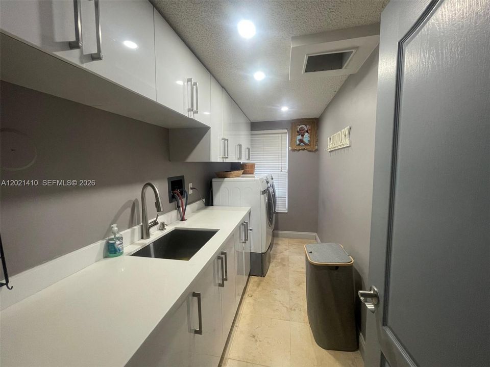 For Sale: $1,400,000 (5 beds, 3 baths, 3304 Square Feet)