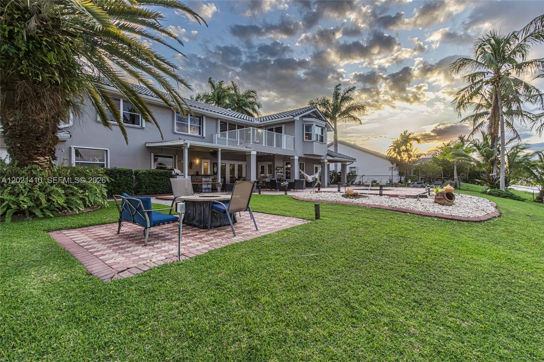 For Sale: $1,400,000 (5 beds, 3 baths, 3304 Square Feet)