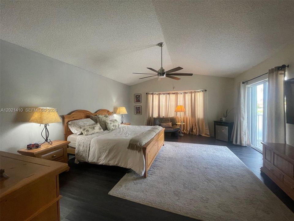 For Sale: $1,400,000 (5 beds, 3 baths, 3304 Square Feet)