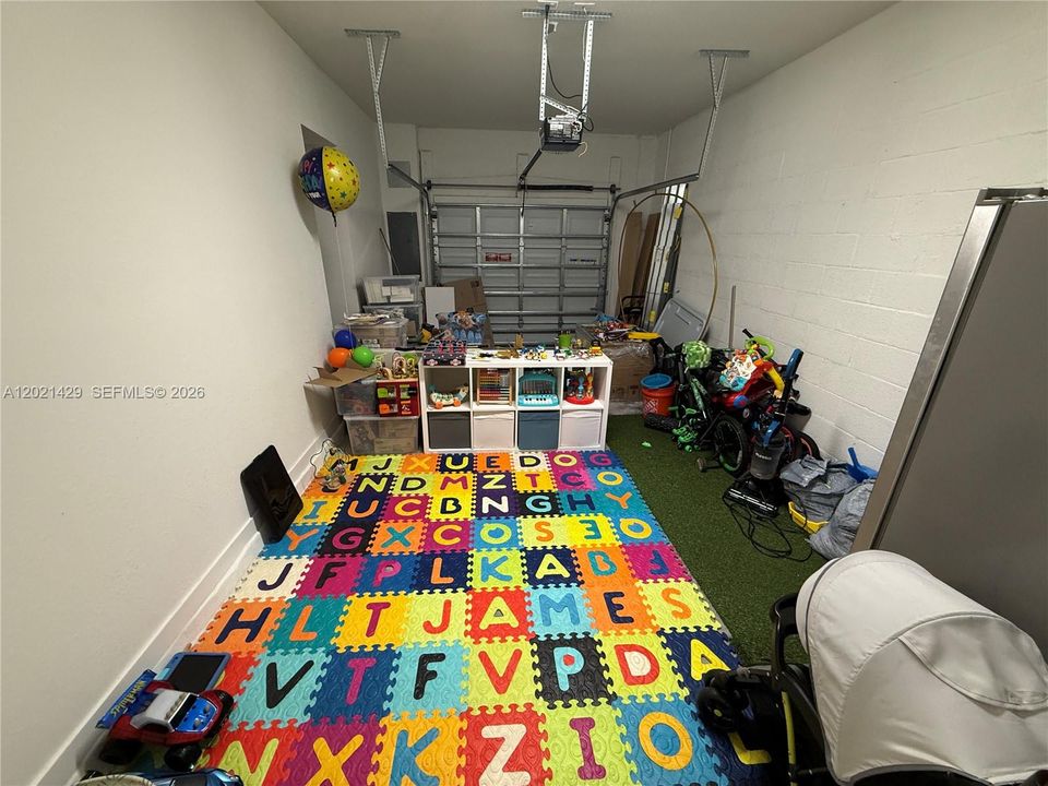 Activo con contrato: $2,985 (3 camas, 2 baños, 1628 Pies cuadrados)