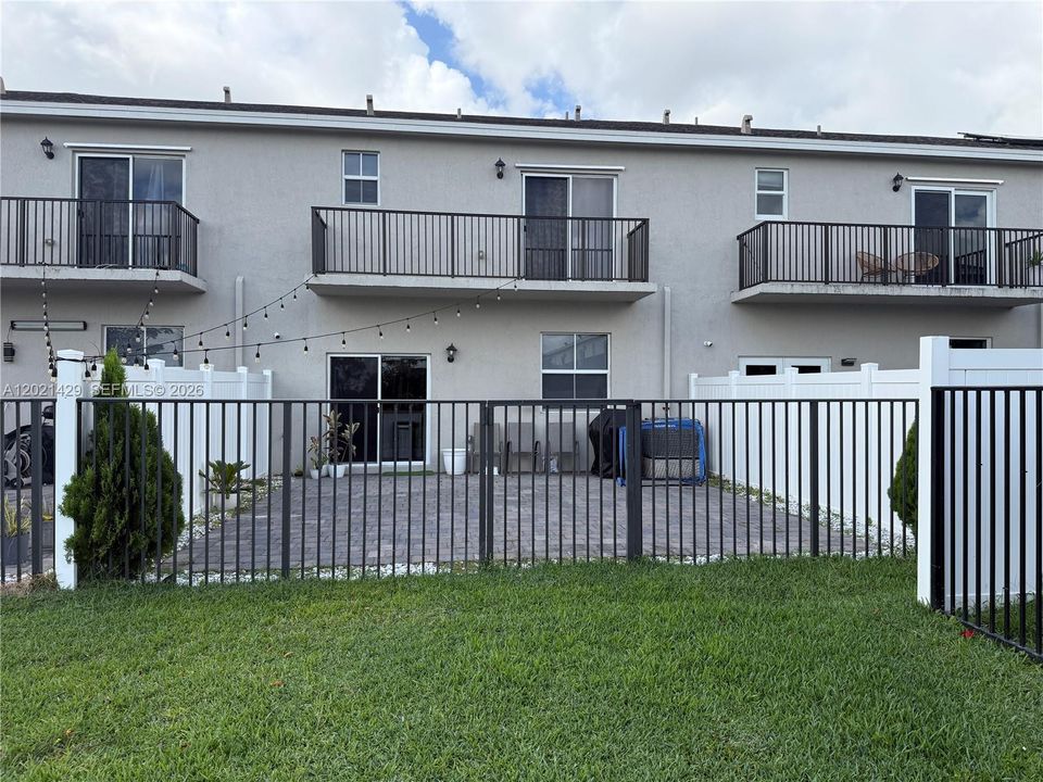 Activo con contrato: $2,985 (3 camas, 2 baños, 1628 Pies cuadrados)