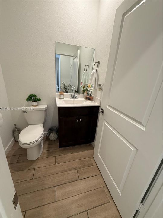 Activo con contrato: $2,985 (3 camas, 2 baños, 1628 Pies cuadrados)
