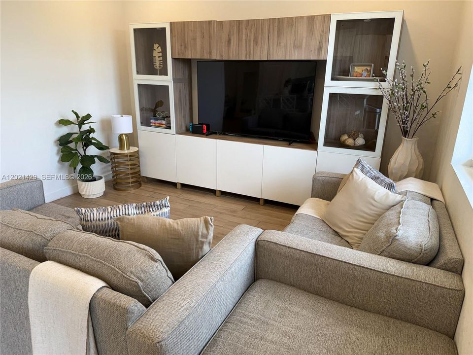 Activo con contrato: $2,985 (3 camas, 2 baños, 1628 Pies cuadrados)