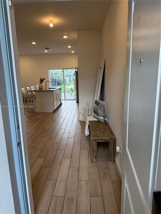 Activo con contrato: $2,985 (3 camas, 2 baños, 1628 Pies cuadrados)