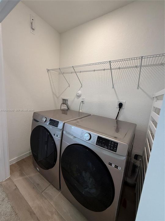 Activo con contrato: $2,985 (3 camas, 2 baños, 1628 Pies cuadrados)