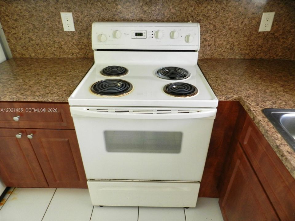 На продажу: $169,000 (2 спален, 2 ванн, 775 Квадратных фут)