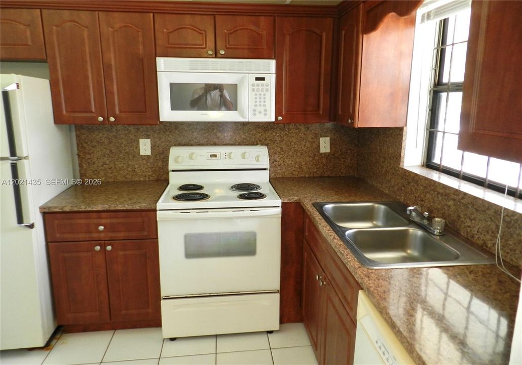 На продажу: $169,000 (2 спален, 2 ванн, 775 Квадратных фут)