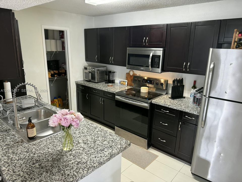 For Rent: $2,000 (1 beds, 1 baths, 820 Square Feet)