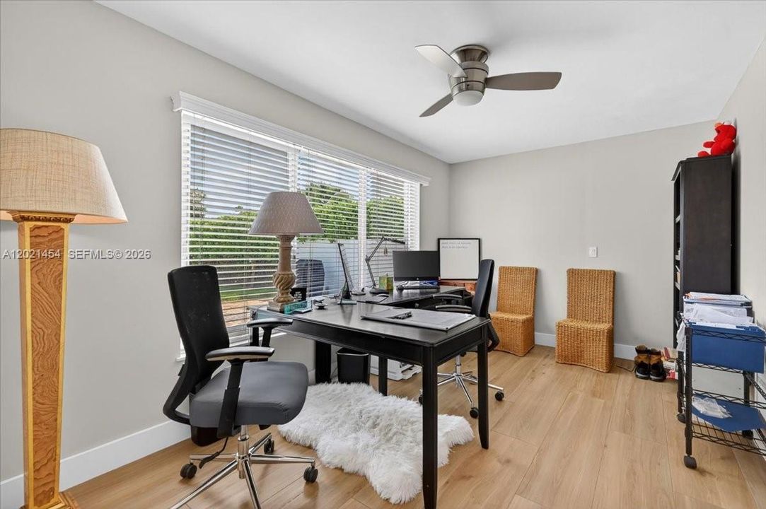 Под контрактом: $999,000 (3 спален, 2 ванн, 1590 Квадратных фут)
