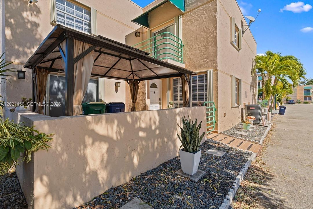En Venta: $410,000 (3 camas, 3 baños, 1232 Pies cuadrados)