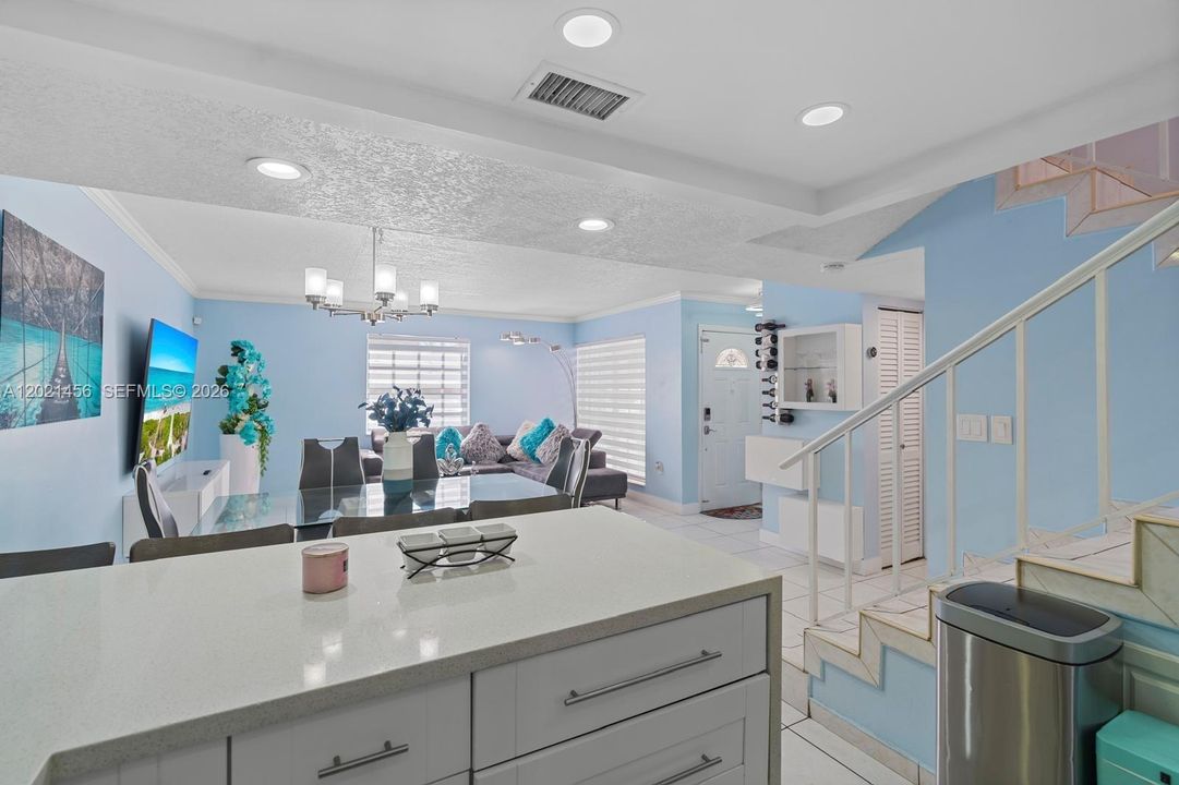 En Venta: $410,000 (3 camas, 3 baños, 1232 Pies cuadrados)