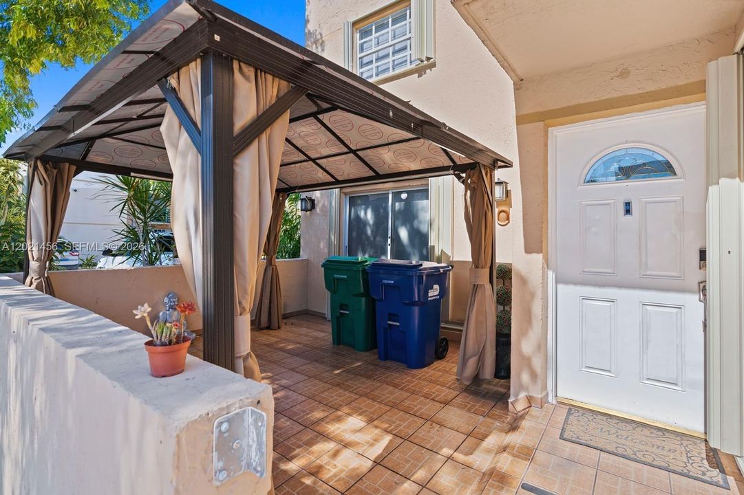 En Venta: $410,000 (3 camas, 3 baños, 1232 Pies cuadrados)
