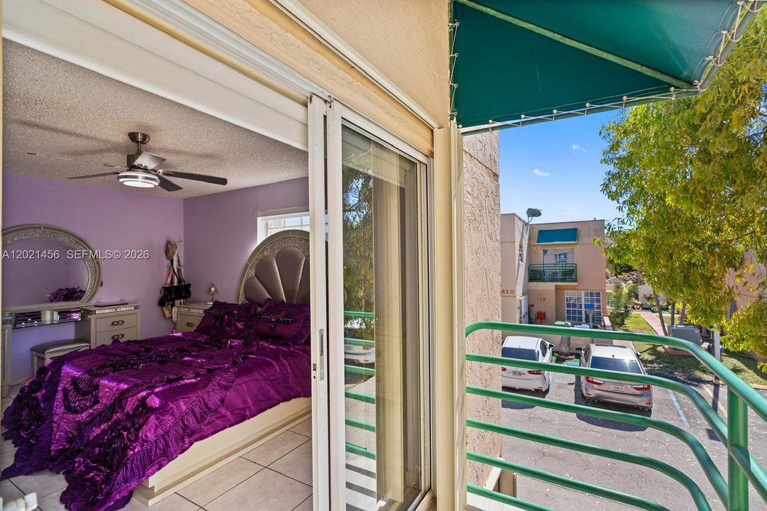 En Venta: $410,000 (3 camas, 3 baños, 1232 Pies cuadrados)