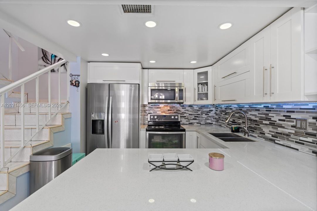 En Venta: $410,000 (3 camas, 3 baños, 1232 Pies cuadrados)
