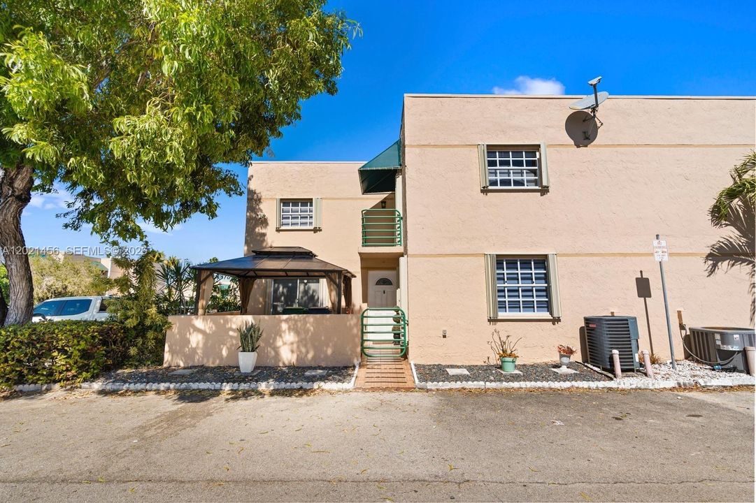 En Venta: $410,000 (3 camas, 3 baños, 1232 Pies cuadrados)