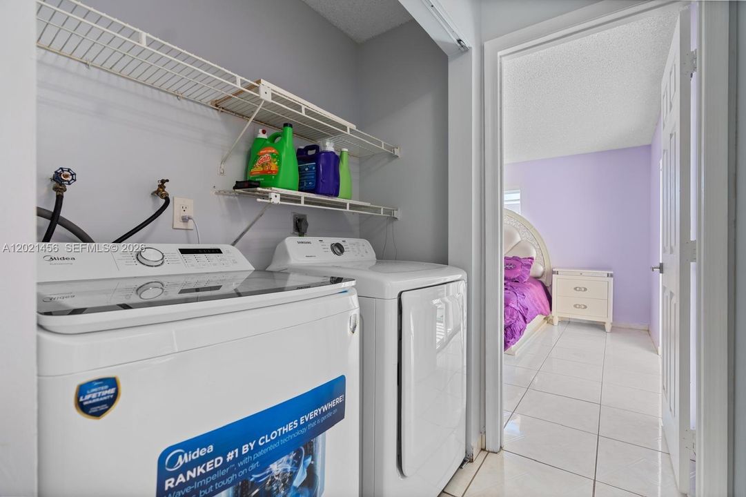 En Venta: $410,000 (3 camas, 3 baños, 1232 Pies cuadrados)