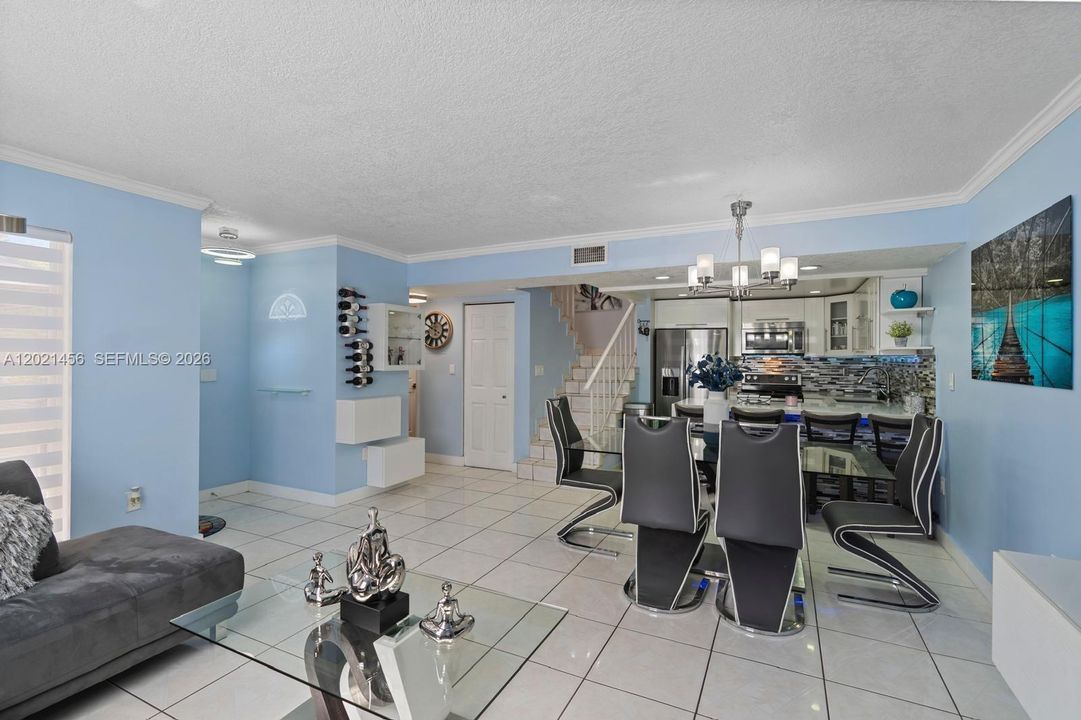 En Venta: $410,000 (3 camas, 3 baños, 1232 Pies cuadrados)