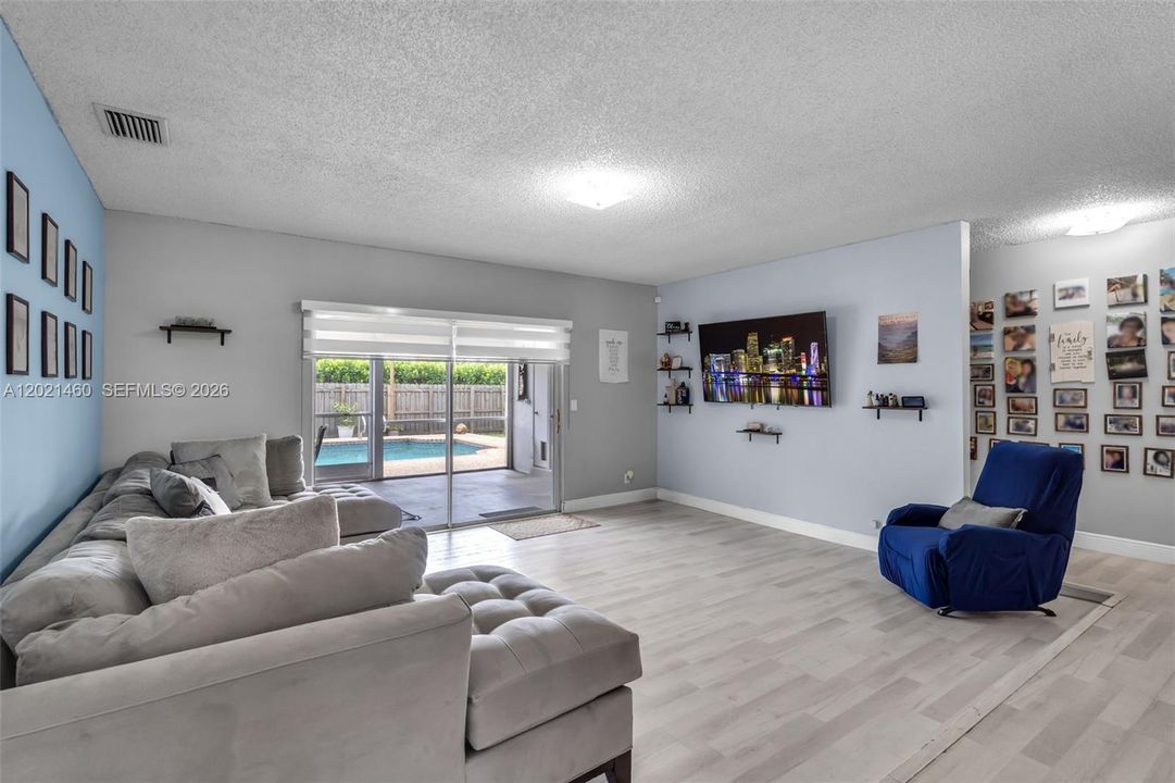 Activo con contrato: $545,000 (5 camas, 2 baños, 1655 Pies cuadrados)