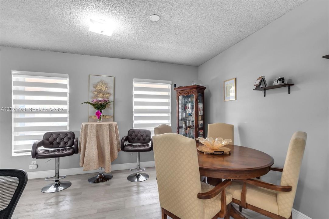 Activo con contrato: $545,000 (5 camas, 2 baños, 1655 Pies cuadrados)