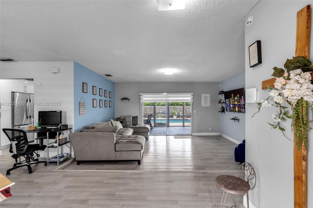 Activo con contrato: $545,000 (5 camas, 2 baños, 1655 Pies cuadrados)
