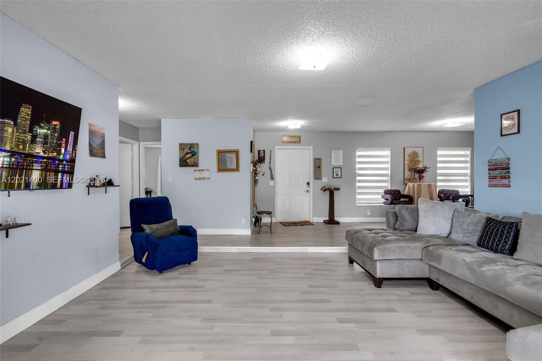 Activo con contrato: $545,000 (5 camas, 2 baños, 1655 Pies cuadrados)