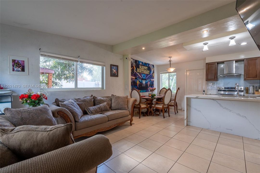 For Sale: $359,000 (3 beds, 1 baths, 960 Square Feet)