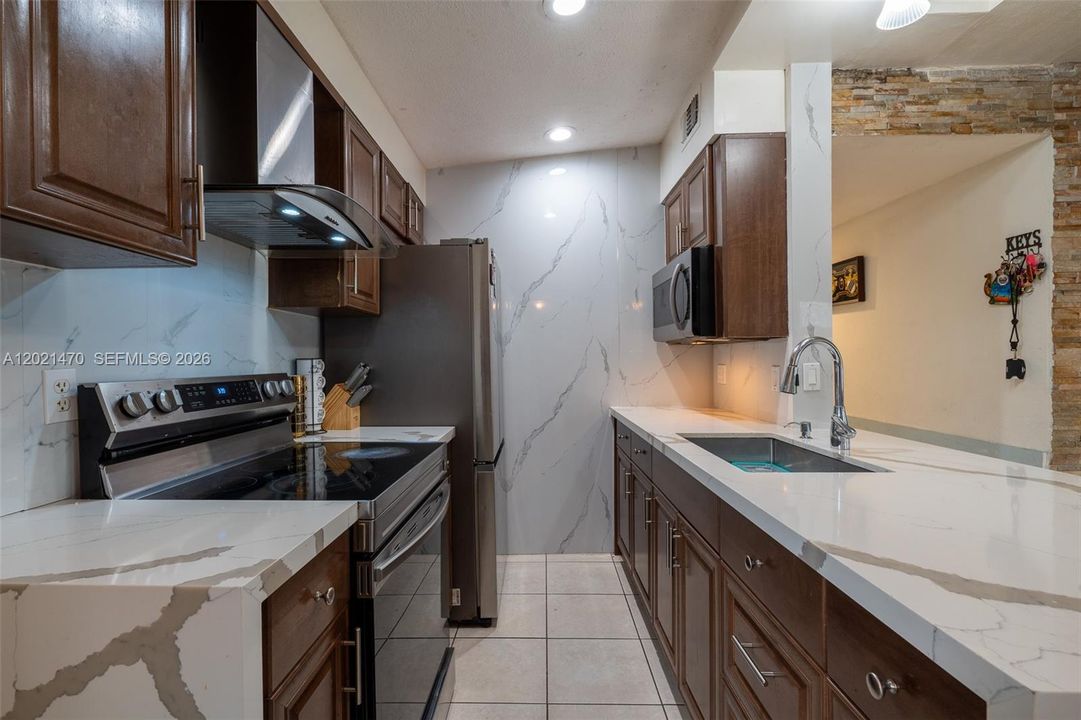 For Sale: $359,000 (3 beds, 1 baths, 960 Square Feet)