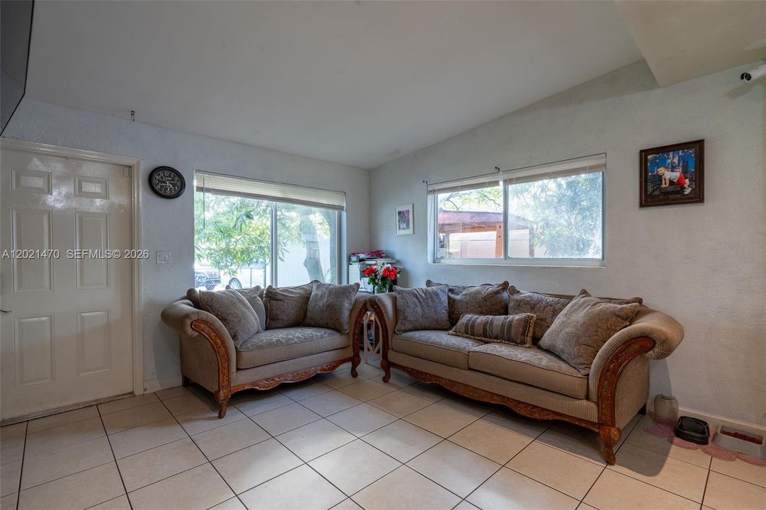 For Sale: $359,000 (3 beds, 1 baths, 960 Square Feet)