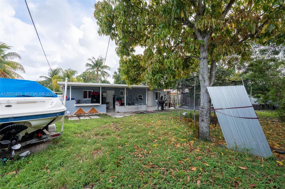 For Sale: $359,000 (3 beds, 1 baths, 960 Square Feet)