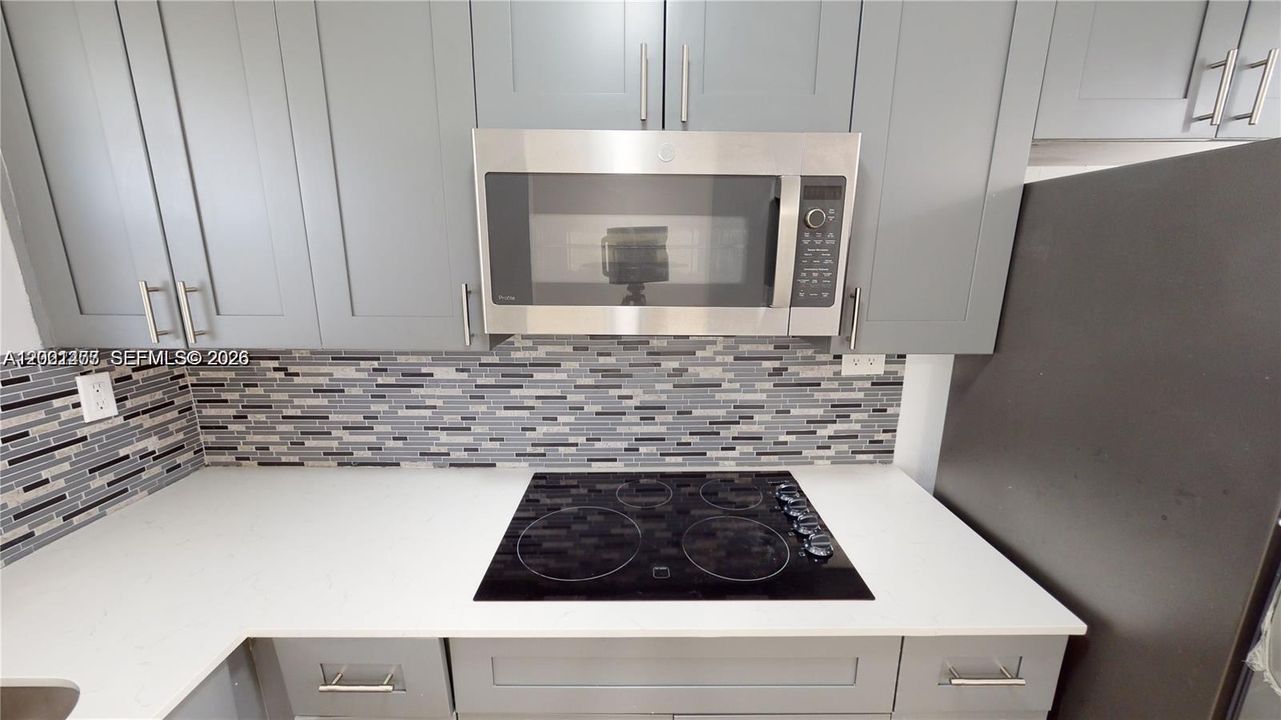 For Sale: $260,000 (2 beds, 1 baths, 707 Square Feet)