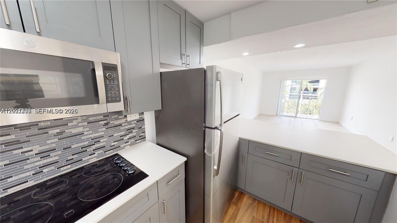 For Sale: $260,000 (2 beds, 1 baths, 707 Square Feet)