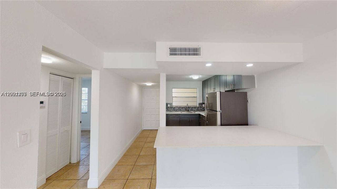 For Sale: $260,000 (2 beds, 1 baths, 707 Square Feet)
