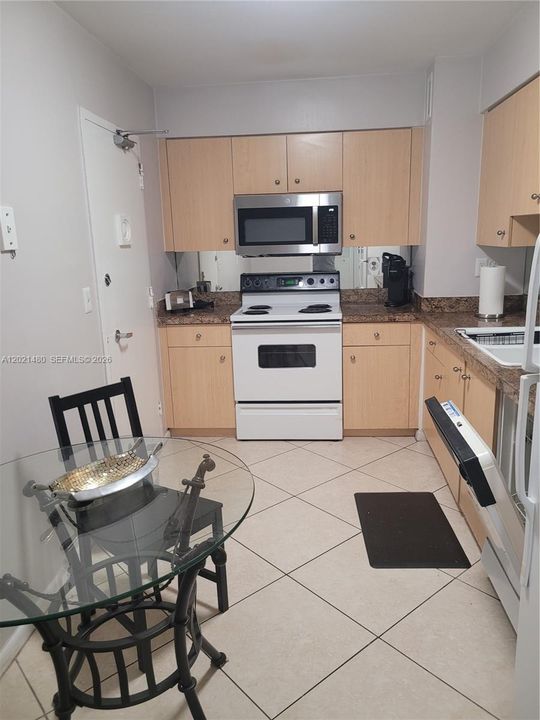 For Rent: $2,700 (1 beds, 1 baths, 905 Square Feet)