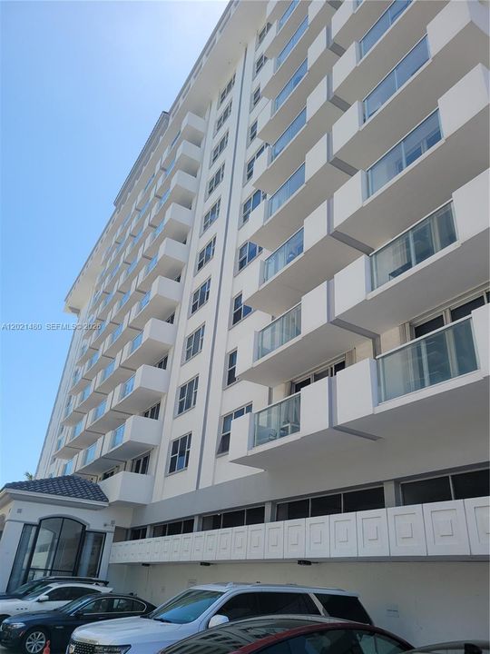 For Rent: $2,700 (1 beds, 1 baths, 905 Square Feet)