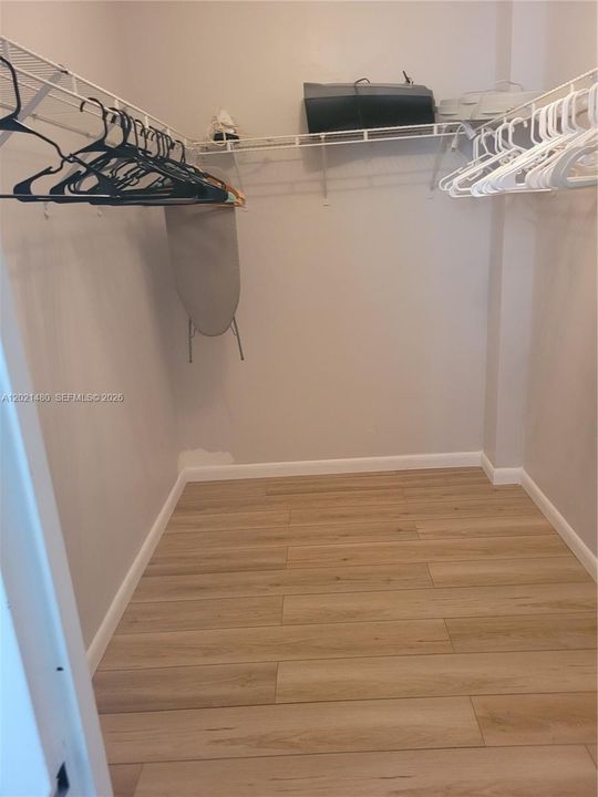 For Rent: $2,700 (1 beds, 1 baths, 905 Square Feet)