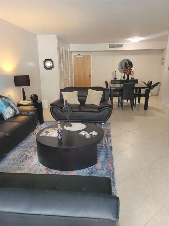 For Rent: $2,700 (1 beds, 1 baths, 905 Square Feet)
