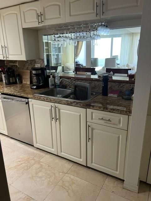 Active With Contract: $679,000 (2 beds, 2 baths, 1464 Square Feet)