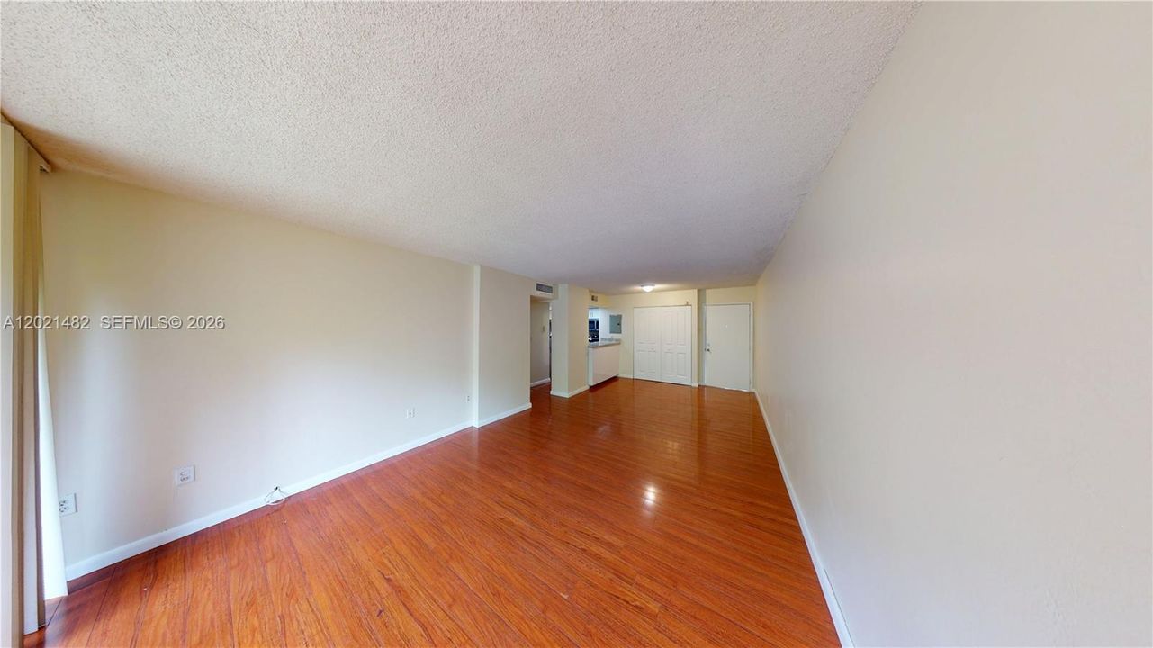 For Rent: $2,400 (2 beds, 1 baths, 968 Square Feet)