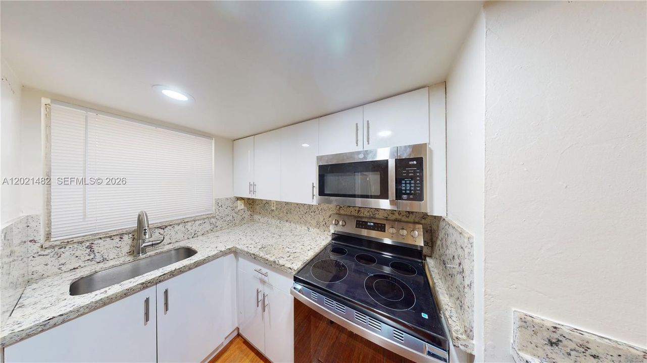 For Rent: $2,400 (2 beds, 1 baths, 968 Square Feet)