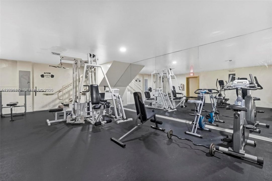 For Rent: $2,400 (2 beds, 1 baths, 968 Square Feet)