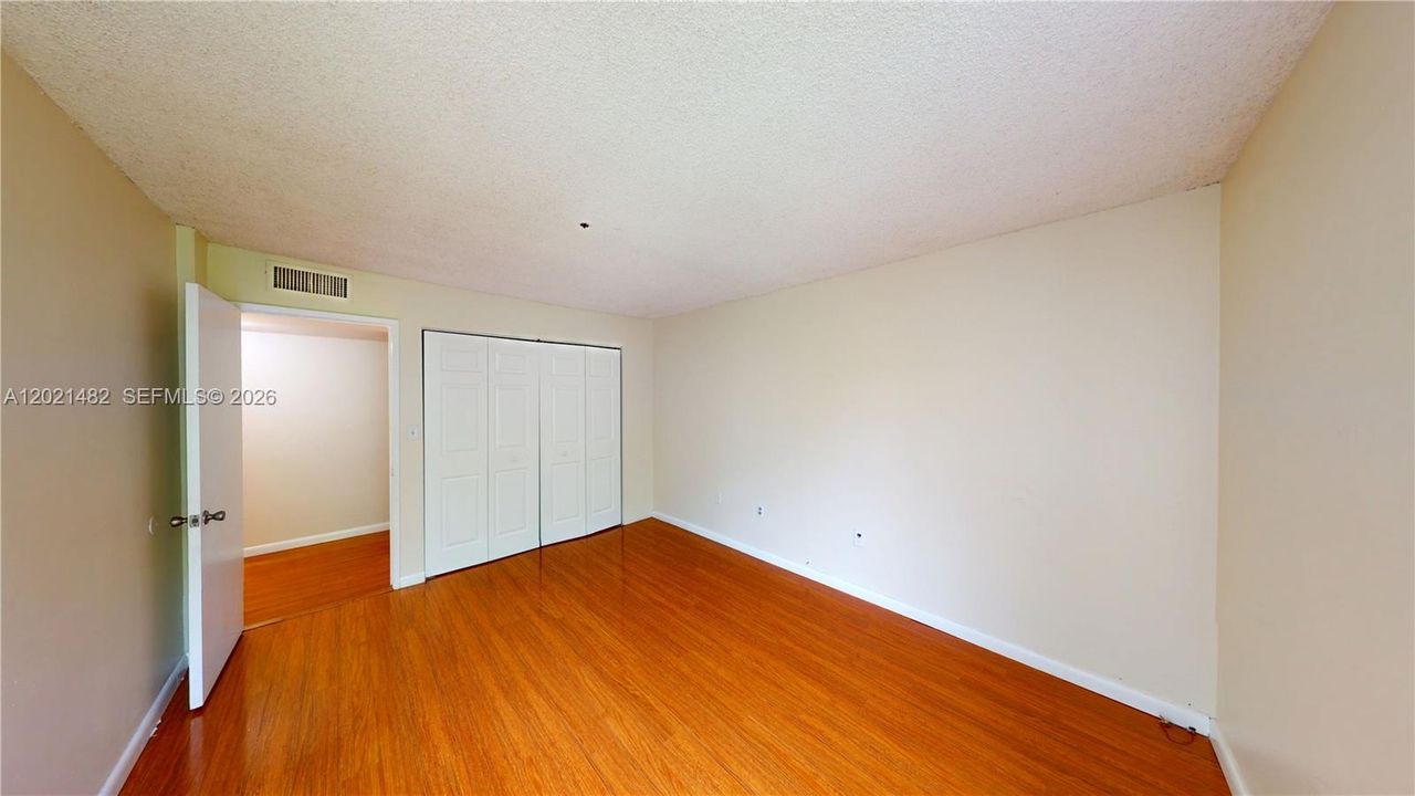 For Rent: $2,400 (2 beds, 1 baths, 968 Square Feet)