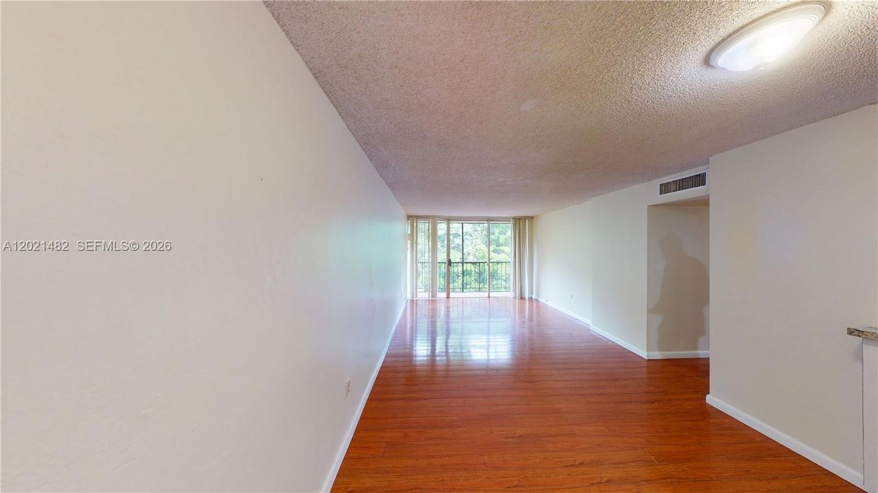 For Rent: $2,400 (2 beds, 1 baths, 968 Square Feet)
