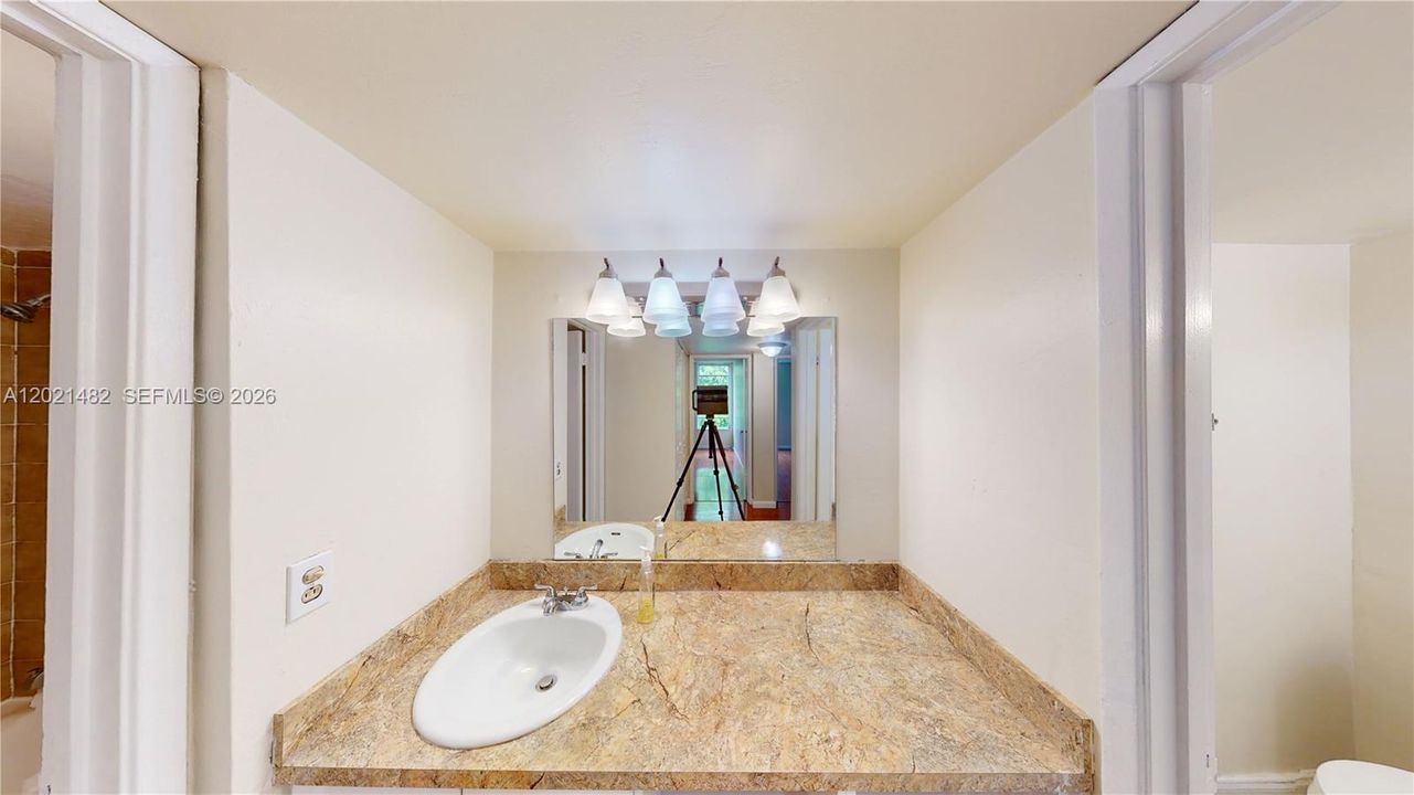 For Rent: $2,400 (2 beds, 1 baths, 968 Square Feet)