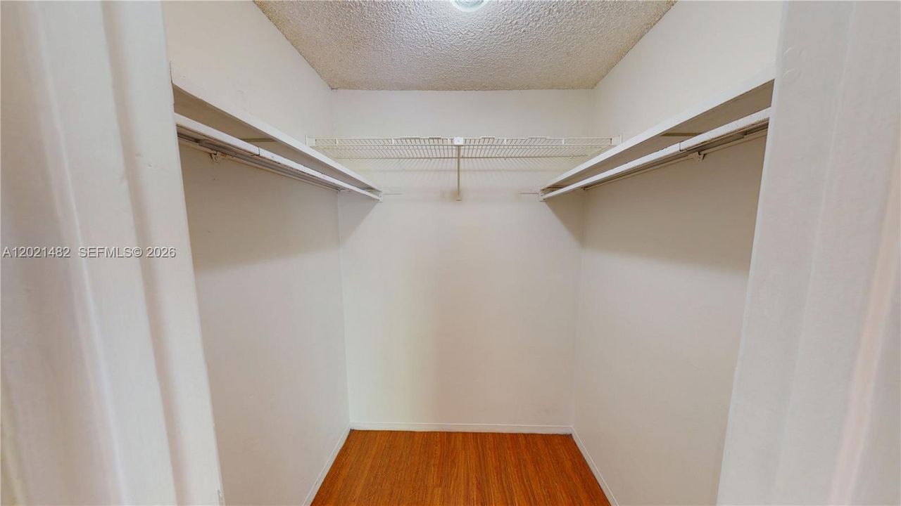 For Rent: $2,400 (2 beds, 1 baths, 968 Square Feet)