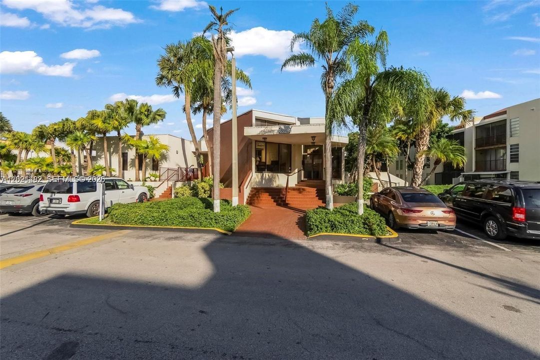 For Rent: $2,400 (2 beds, 1 baths, 968 Square Feet)