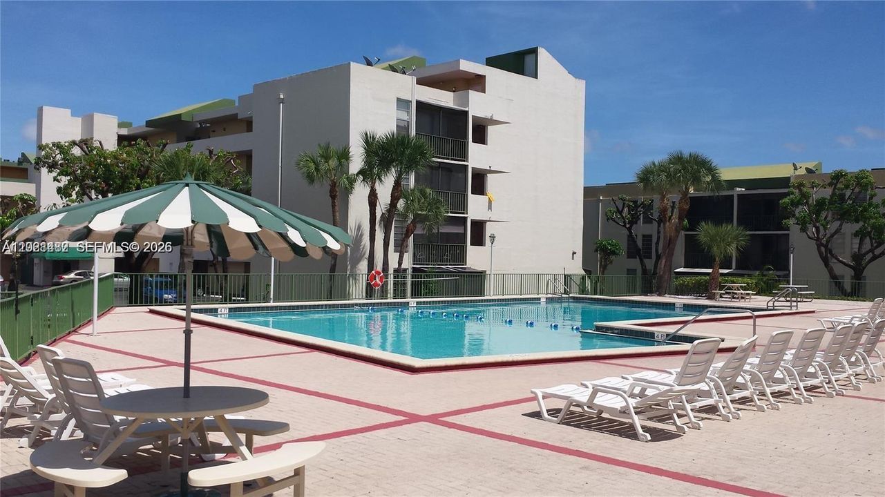 For Rent: $2,400 (2 beds, 1 baths, 968 Square Feet)