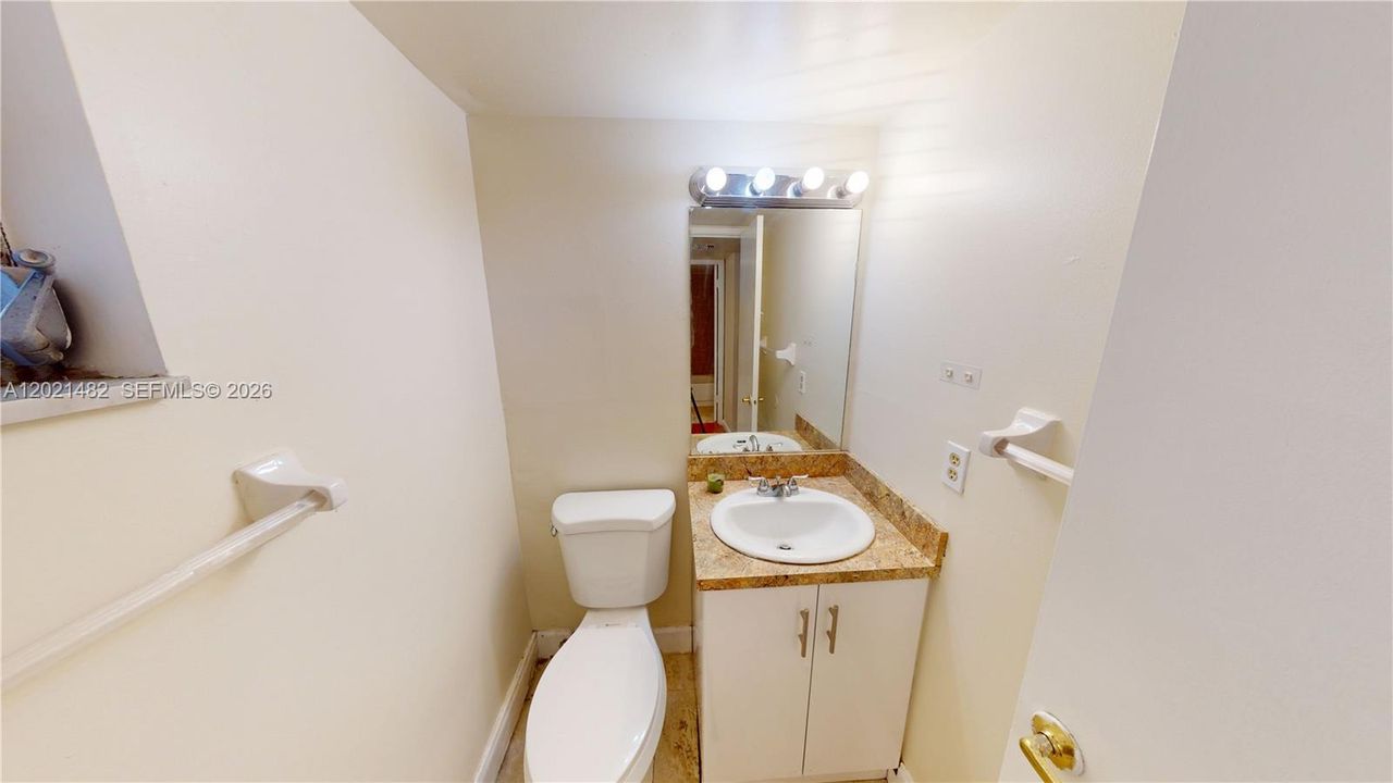 For Rent: $2,400 (2 beds, 1 baths, 968 Square Feet)
