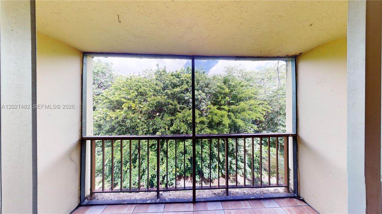 For Rent: $2,400 (2 beds, 1 baths, 968 Square Feet)